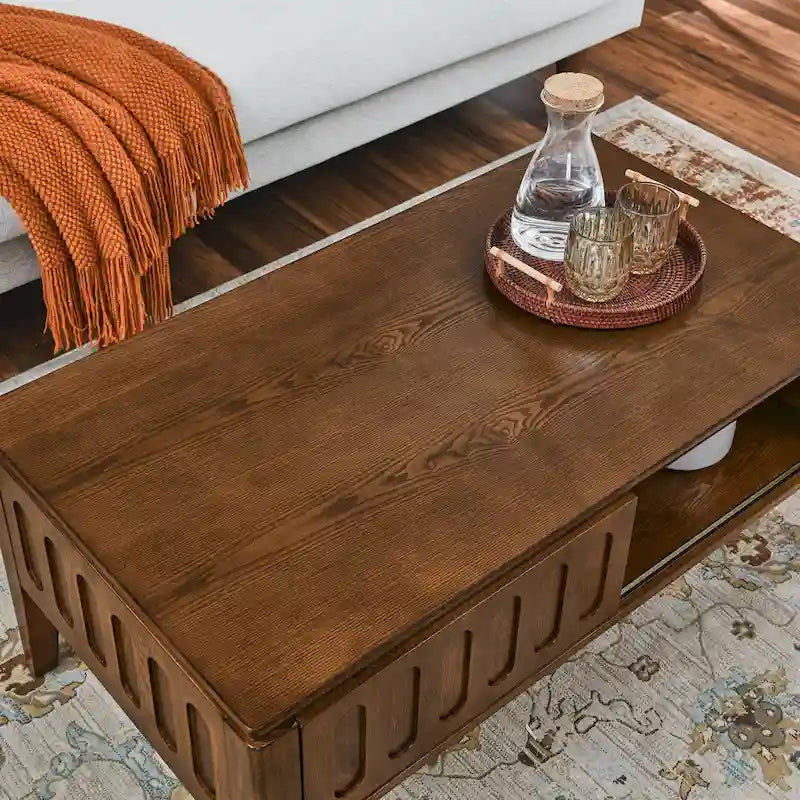 Table basse cannelée du milieu du siècle avec porte coulissante de rangement et pieds en bois, table basse centrale en bois de ferme vintage