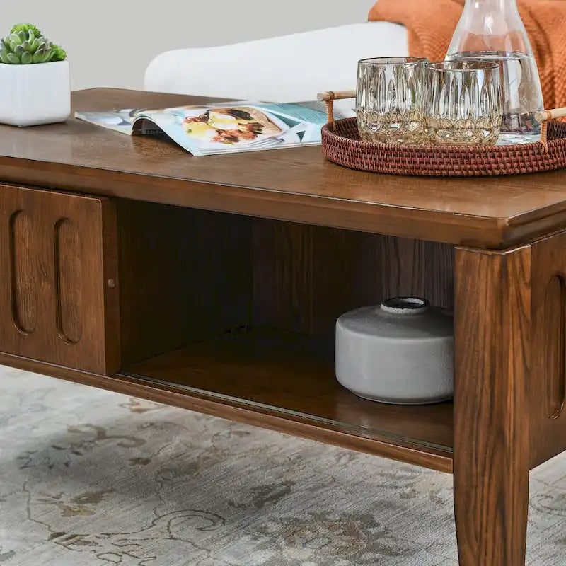 Table basse cannelée du milieu du siècle avec porte coulissante de rangement et pieds en bois, table basse centrale en bois de ferme vintage